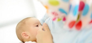 متى يأكل الرضيع