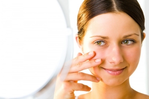 أغرب طرق التجميل عند المشاهير : مرهم بواسير وبدون غسيل الوجه صباحا