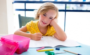 5 طرق لتساعدي طفلك في أداء واجباته المدرسية