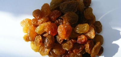 فوائد أكل الزبيب على الريق