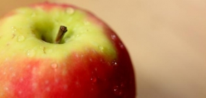 فوائد أكل التفاح على الريق