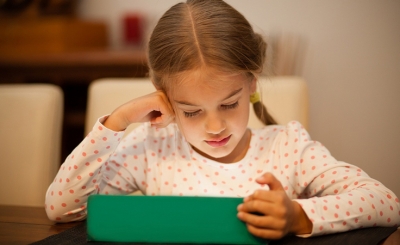 الشاشات الإلكترونية تؤثّر على نظر طفلك