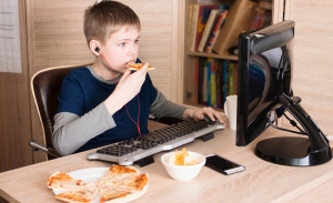 الإنترنت يصيب طفلك بالسمنة