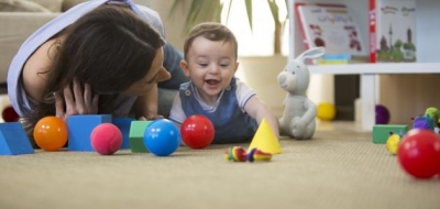 طفلك بدأ الاعتماد على نفسه بالأكل... هل تعرفين ما يكفي لمساعدته؟